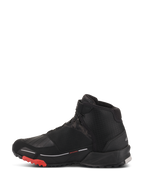 Alpinestars CR-X Drystar® MC-skor, Black Camo Red, vattentäta motorcykelskor, profilvy, svart textilöverdel med mörka kamouflagemönstrade paneler, röda detaljer på yttersulan, atletisk design inspirerad av löparskor