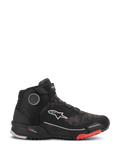 Alpinestars CR-X Drystar motorcykelskor, vattentäta mc-skor i Black Camo Red, profilvy från sidan med texturerad kamouflagemönstrad ovandel, vit Alpinestars-logotyp, ankelrem och svart räfflad sula med röda detaljer vid tån.