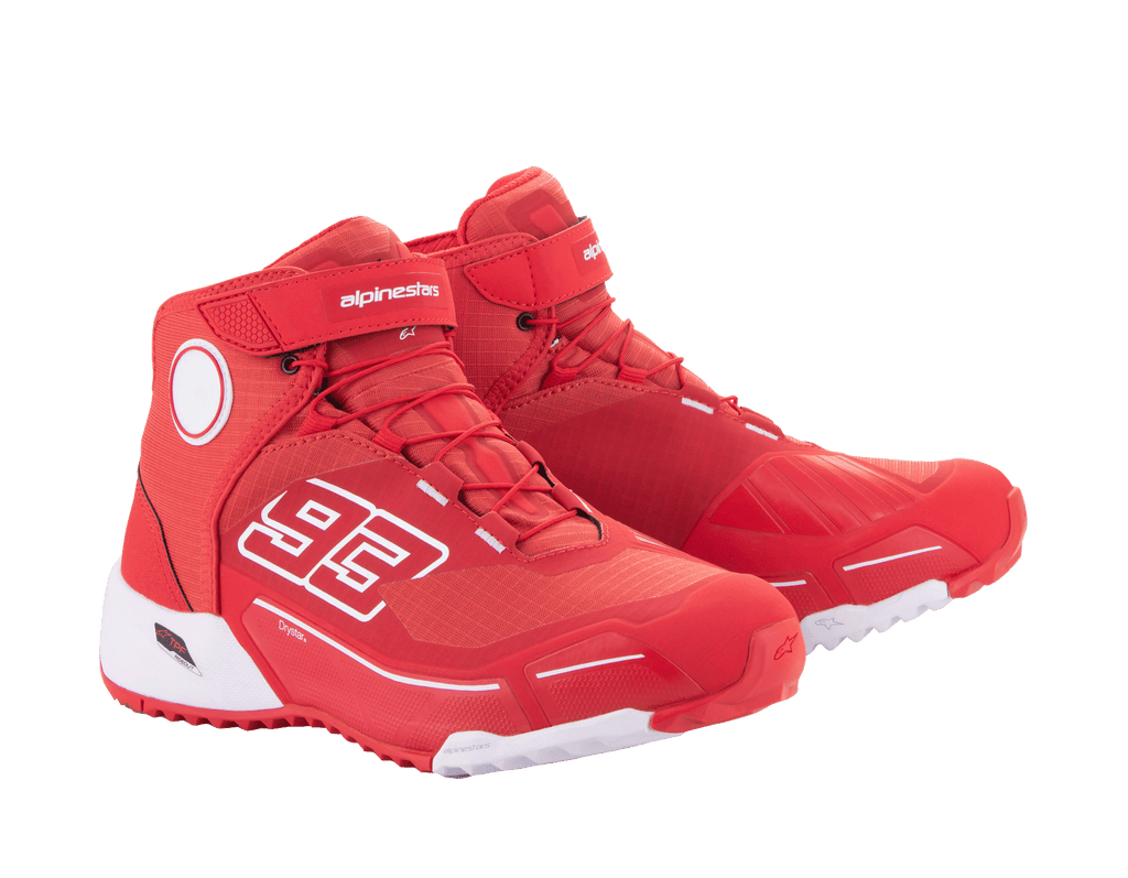 Alpinestars MM93 CR-X Drystar® motorcykelskor, klarröda och vita, sidovy, med '93'-grafik på sidan, Alpinestars-logotyp på remmen, vit teknisk sula och en löparskoinspirerad silhuett för motorcykelkörning