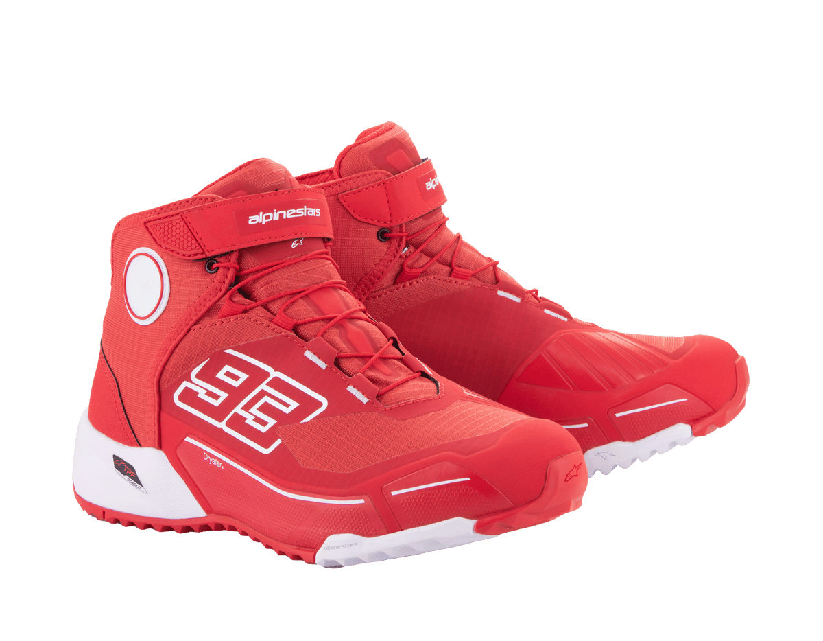 Alpinestars MM93 CR-X Drystar® motorcykelskor, klarröda och vita, sidovy, med '93'-grafik på sidan, Alpinestars-logotyp på remmen, vit teknisk sula och en löparskoinspirerad silhuett för motorcykelkörning
