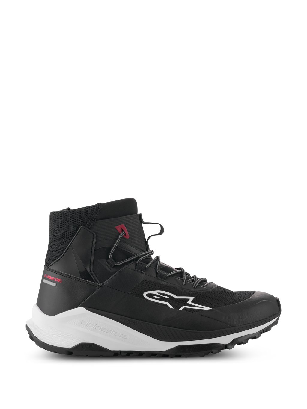 Alpinestars Speedforce XR-skor, svarta och vita motorcykelsneakers i hög modell, urbana körskor, sidoprofil med ovandel i mesh-textil, vit logotyp på sidan, tjock vit mellansula med Alpinestars-märkning och röd Urban Series-text på hälen