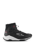 Alpinestars Speedforce XR-skor, svarta och vita motorcykelsneakers i hög modell, urbana körskor, sidoprofil med ovandel i mesh-textil, vit logotyp på sidan, tjock vit mellansula med Alpinestars-märkning och röd Urban Series-text på hälen