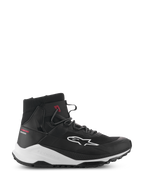 Alpinestars Speedforce XR-skor, svarta och vita motorcykelsneakers i hög modell, urbana körskor, sidoprofil med ovandel i mesh-textil, vit logotyp på sidan, tjock vit mellansula med Alpinestars-märkning och röd Urban Series-text på hälen
