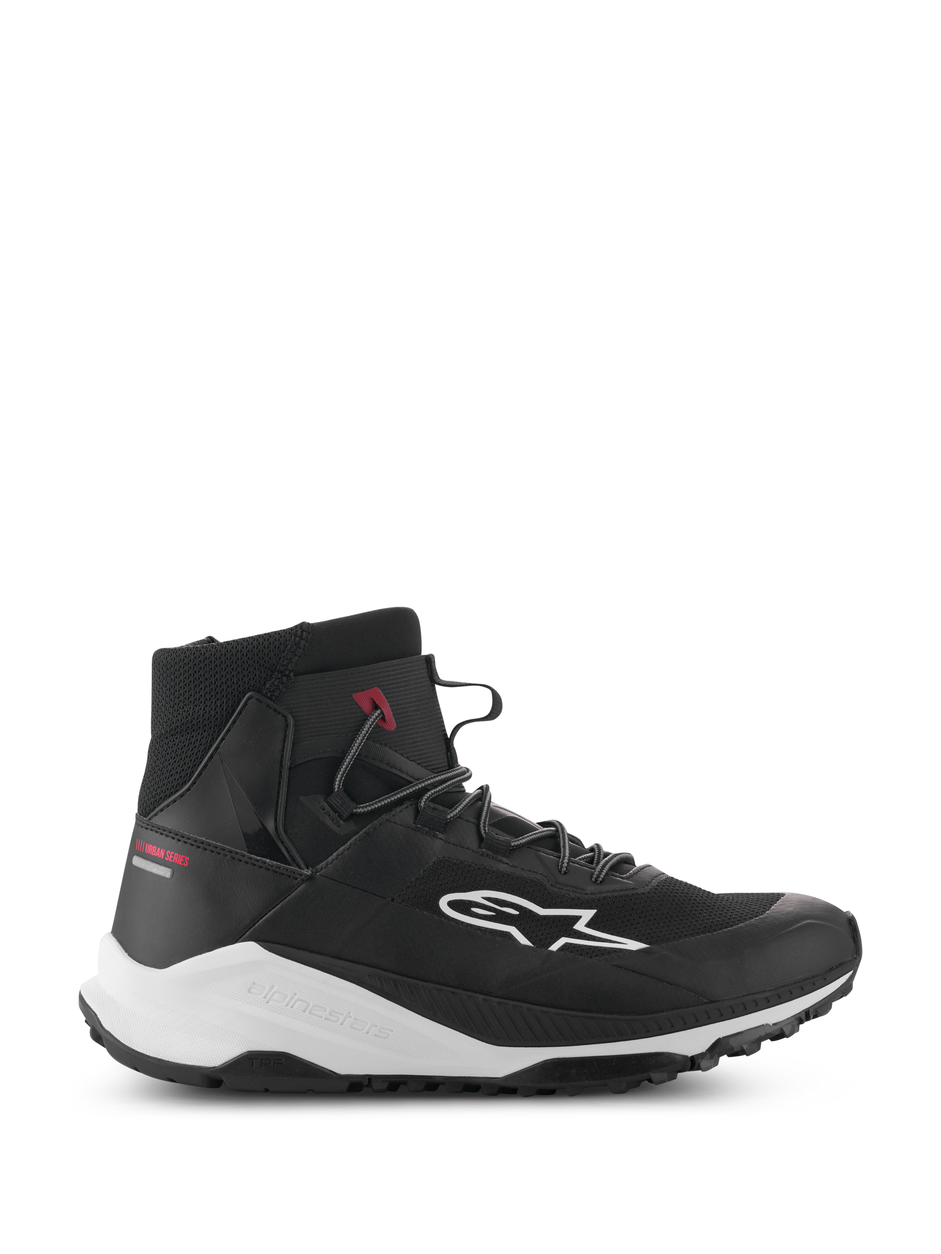 Alpinestars Speedforce XR-skor, svarta och vita motorcykelsneakers i hög modell, urbana körskor, sidoprofil med ovandel i mesh-textil, vit logotyp på sidan, tjock vit mellansula med Alpinestars-märkning och röd Urban Series-text på hälen