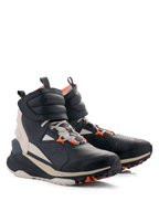 Alpinestars Speedstreet-skor, urbana motorcykelskor, Black Almond Hot Orange, hög streetwear-inspirerad design med ovandel i mikrofiber, stort kardborreband vid ankeln, snörning och tjock off-white sula med orange greppdetaljer