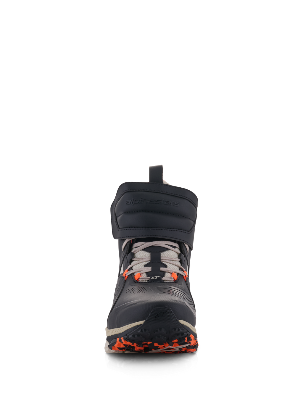Alpinestars Speedstreet-skor, urbana motorcykelskor, Black Almond och Hot Orange, vy framifrån med ett stort kardborreband vid ankeln, snörning och orange detaljer på sulan