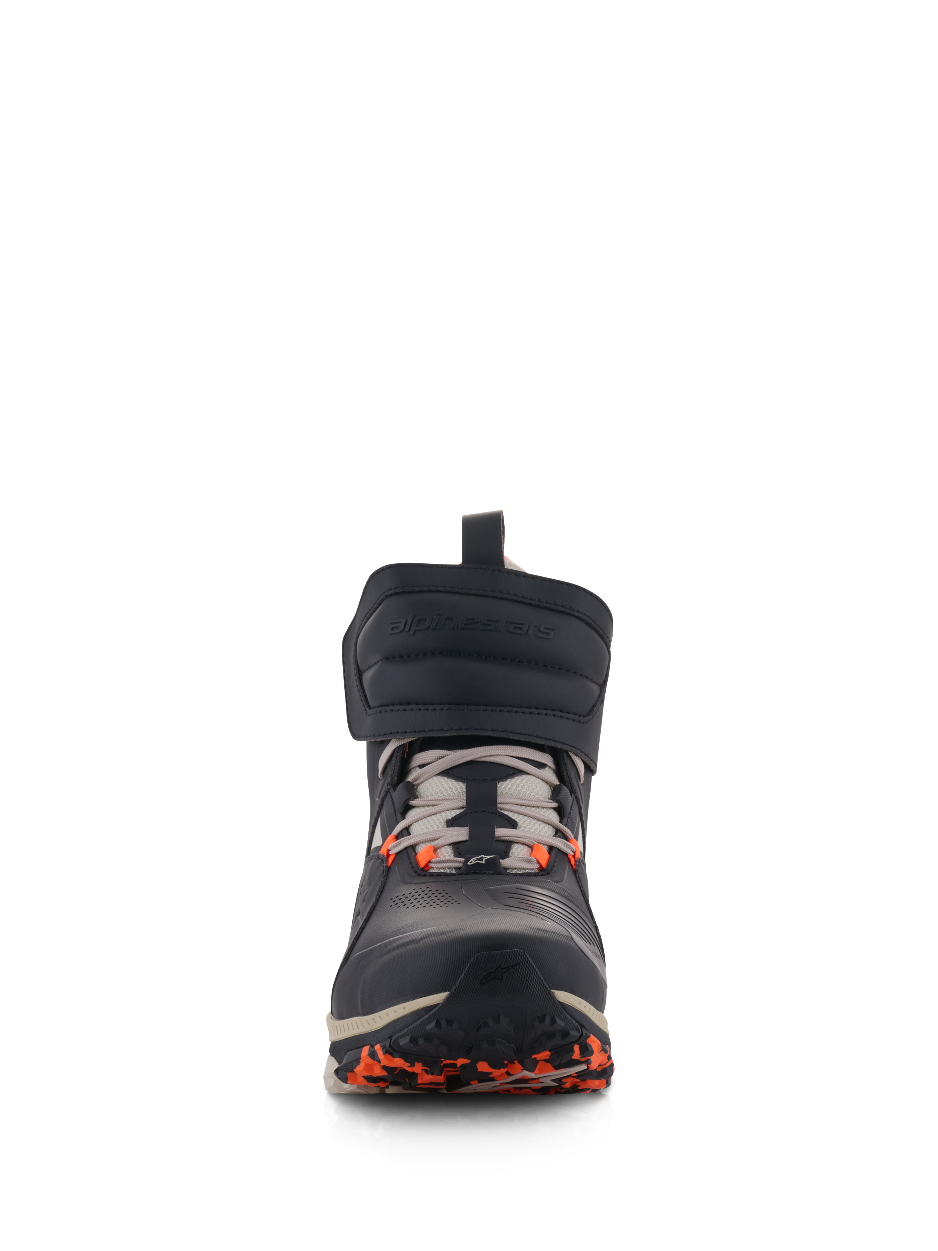 Alpinestars Speedstreet-skor, urbana motorcykelskor, Black Almond och Hot Orange, vy framifrån med ett stort kardborreband vid ankeln, snörning och orange detaljer på sulan