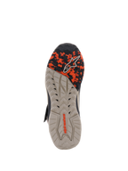 Alpinestars Speedstreet-skor, vy av yttersula, Black Almond Hot Orange, med en oljebeständig gummisula med flera texturer, kamouflagemönstrad framfot och präglad Alpinestars-logotyp, designad för grepp och stabilitet.