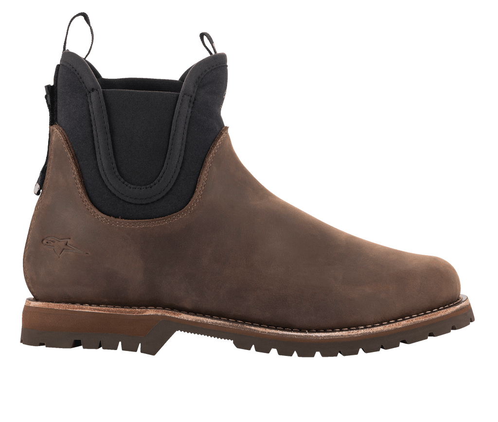 Alpinestars Turnstone-skor, chokladbruna Chelsea-stövlar i läder, urbana motorcykelskor, svarta elastiska sidopaneler, robust mönstrad sula, klassisk siluett