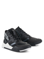 Alpinestars Speedflight-skor, prestandainspirerade körskor, svarta och vita, motorcykelsneakers i street-stil med ovandel i ripstop, vita detaljer på mellansulan och Alpinestars-logotyp på sidan