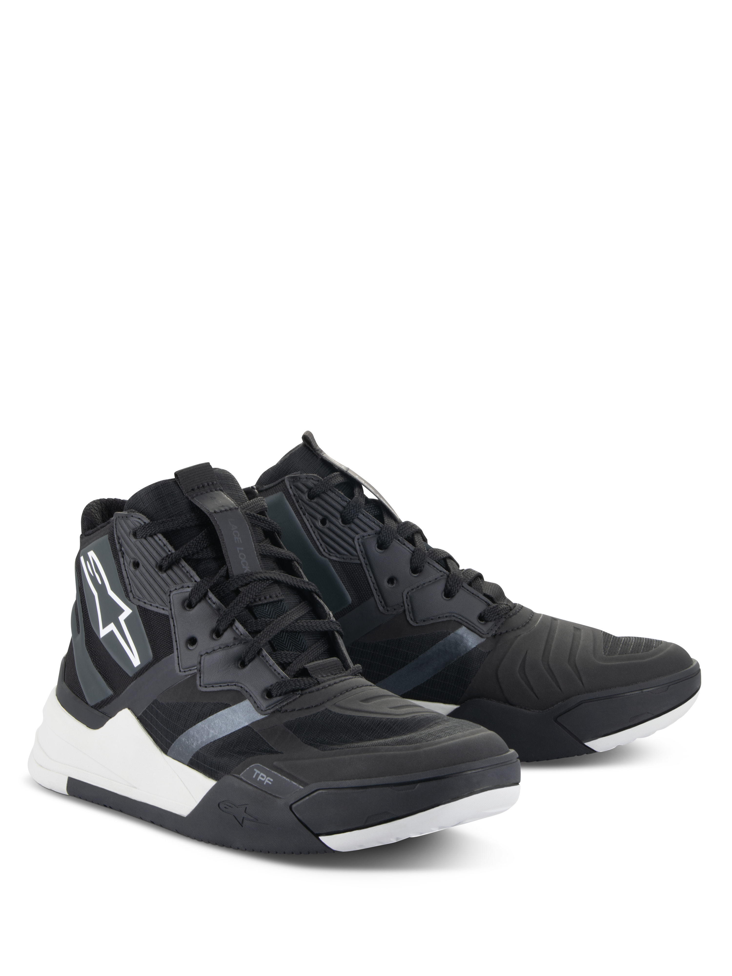 Alpinestars Speedflight-skor, prestandainspirerade körskor, svarta och vita, motorcykelsneakers i street-stil med ovandel i ripstop, vita detaljer på mellansulan och Alpinestars-logotyp på sidan