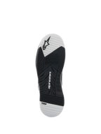 Alpinestars Speedflight-skor, svarta och vita, vy av yttersulan som visar gummisulan med dubbel densitet, Alpinestars-logotyp och TPF-märkning, asymmetriskt mönster för grepp och stabilitet vid motorcykelkörning