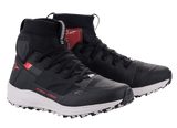 Alpinestars Speedforce-skor, högskurna motorcykelskor, svarta, vita och röda, med en löparskosiluett, MATRYX-textilovandel, vit mellansula och röd Alpinestars-logotyp, tekniska urbana skor för vägkörning