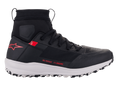 Alpinestars Speedforce-skor, motorcykelskor, svarta, vita och röda, sidoprofil, högskuren löparskosiluett med MATRYX®-textilovandel, vit mellansula, röd stjärnlogotyp på hälen och röda numeriska koordinater på sidan, skyddande skor för urban körning