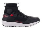 Alpinestars Speedforce-skor, motorcykelskor, svarta, vita och röda, sidoprofil, högskuren löparskosiluett med MATRYX®-textilovandel, vit mellansula, röd stjärnlogotyp på hälen och röda numeriska koordinater på sidan, skyddande skor för urban körning