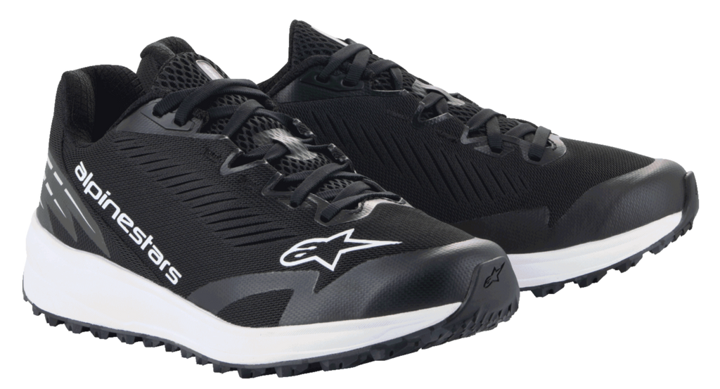 Alpinestars Meta Road V2-skor, sportskor, svarta och vita, ovandel i ventilerande mesh med vit Alpinestars-logotyp, tjock vit mellansula, atletisk design för racingteamets arbetskläder