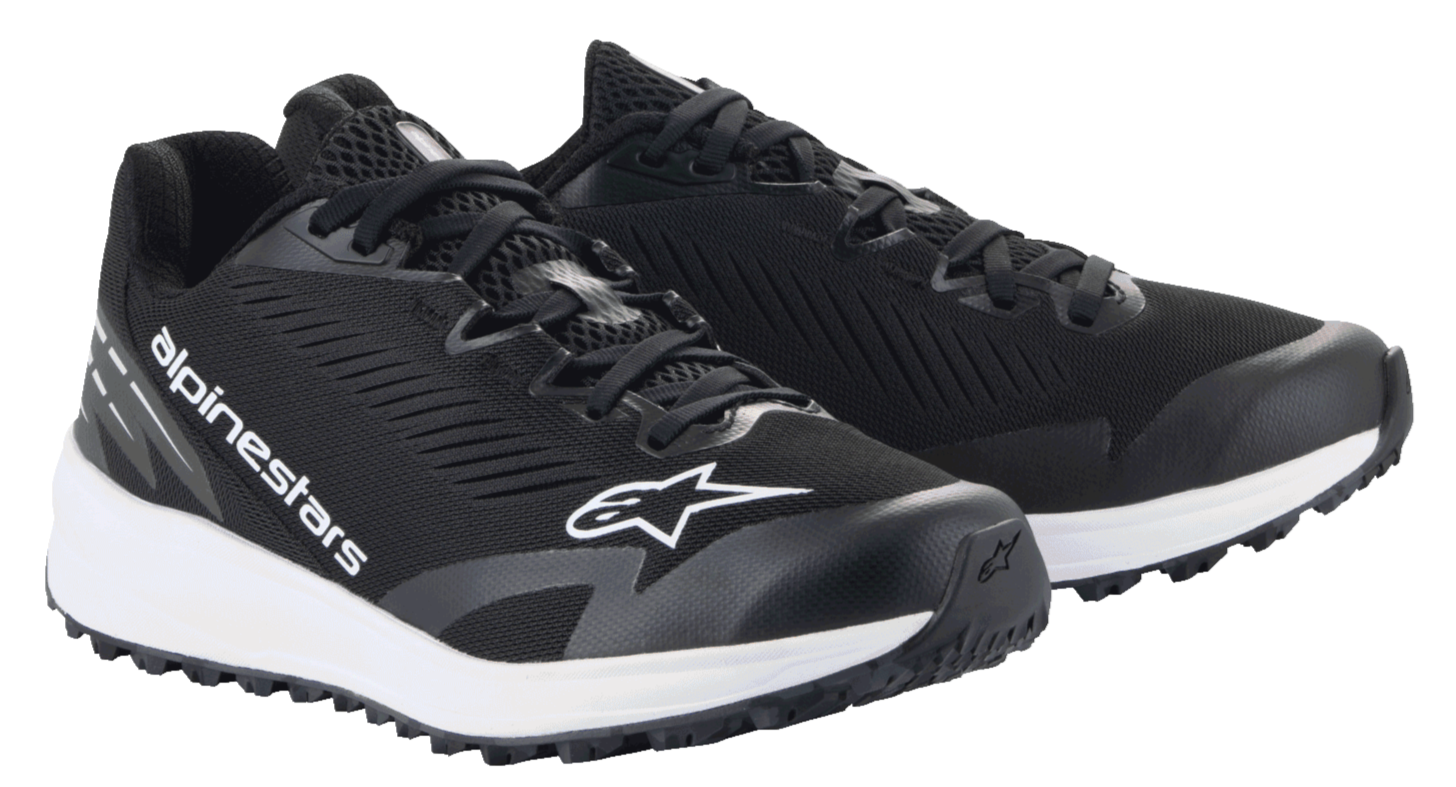 Alpinestars Meta Road V2-skor, sportskor, svarta och vita, ovandel i ventilerande mesh med vit Alpinestars-logotyp, tjock vit mellansula, atletisk design för racingteamets arbetskläder