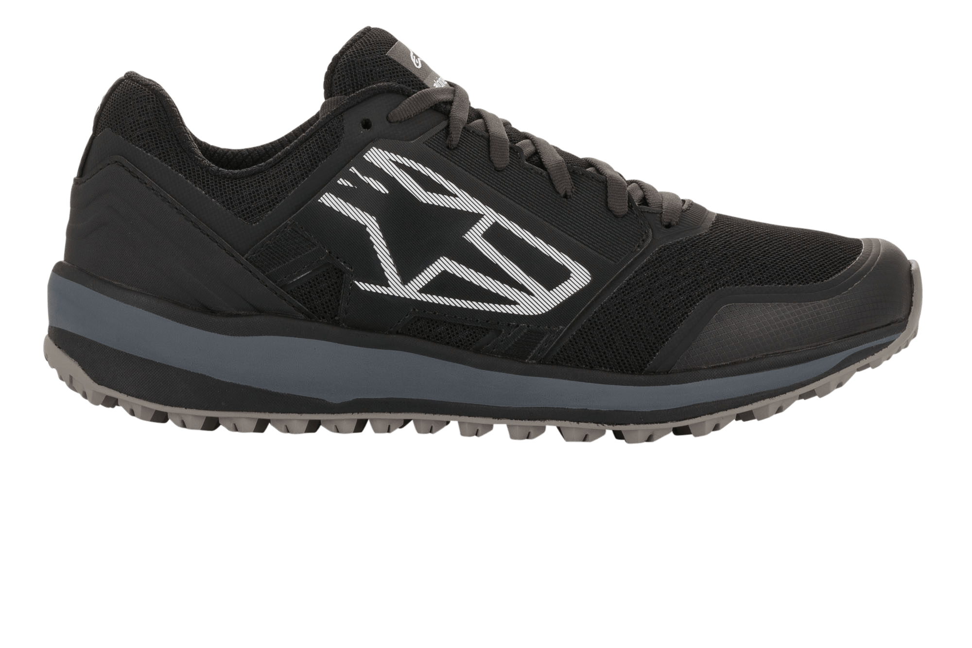 Alpinestars Meta Trail-skor, prestationslöparskor, svarta och mörkgrå, sidoprofil med en stor vit geometrisk Astars-logotyp, ovandel i mesh med grå mellansula och mönstrad gummisula, avslappnade paddockskor för motorsport