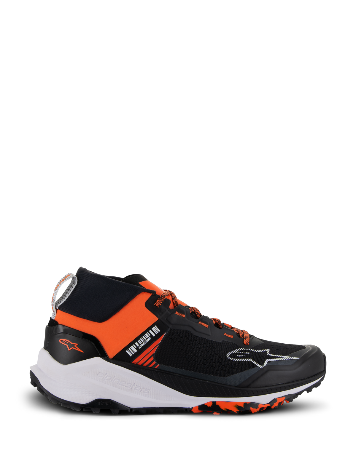 Alpinestars Meta XR V2-skor, sportiga vardagssneakers, svarta och orangea, med en ovandel i mesh i ett stycke, tjock vit mellansula med Alpinestars-logotyp och marmorerad yttersula i gummi, lätt atletisk design konstruerad för komfort hela dagen och grepp i terräng