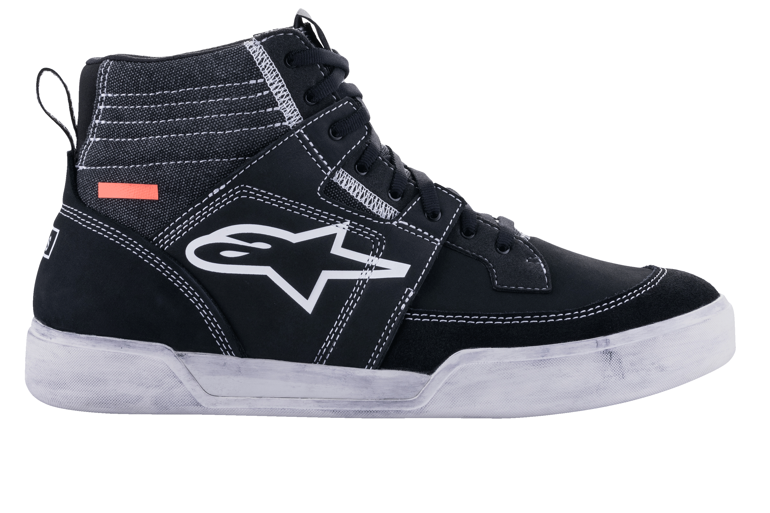 Alpinestars Ageless Riding Shoes, urbana motorcykelskor, svarta och vita, high-top sneaker-silhuett med paneler i mocka och canvas, vita kontrastsömmar, vit A-star-logotyp på sidan och vit gummisula
