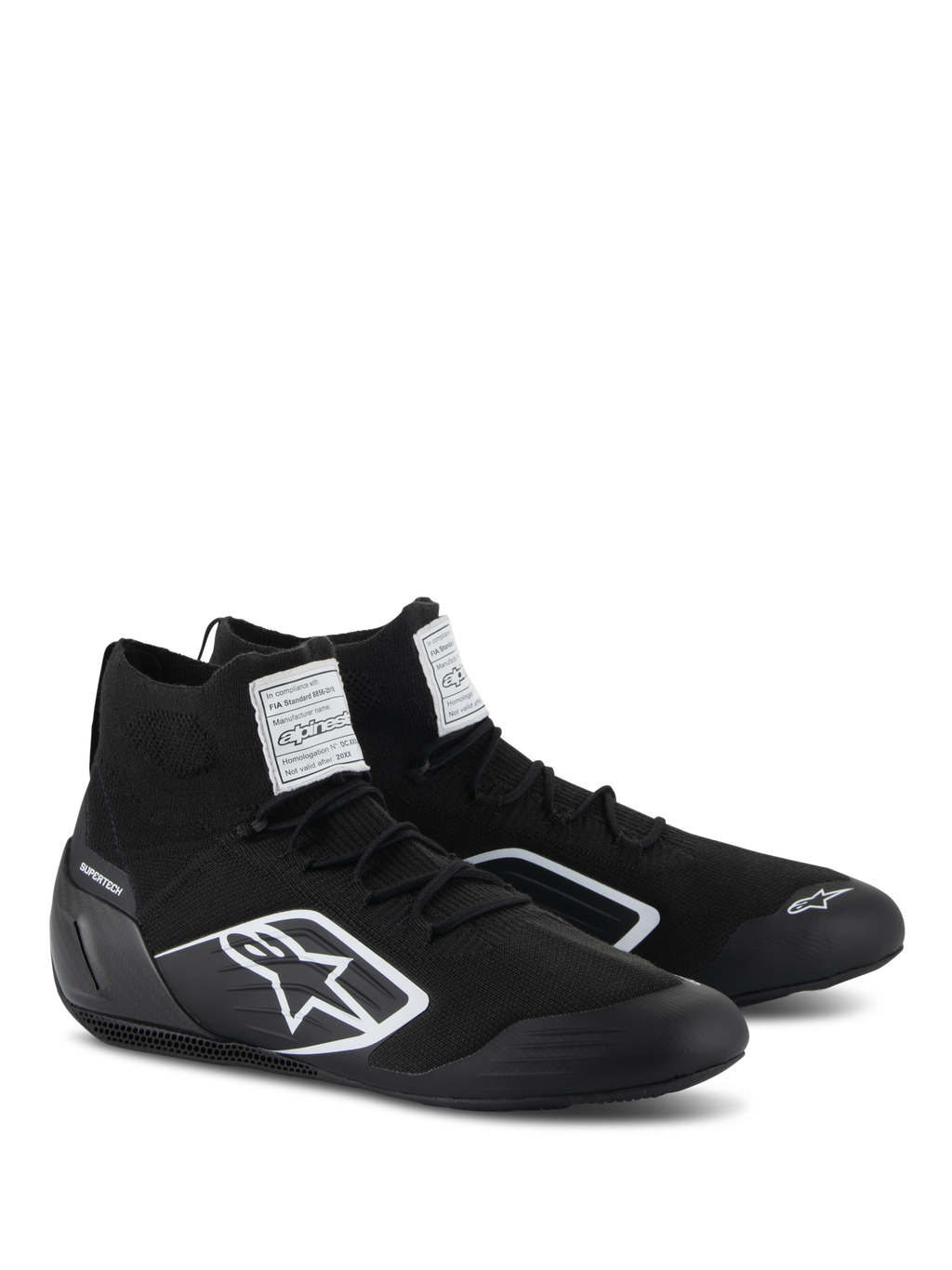 Alpinestars Supertech-skor, racingskor, svarta, med en helt stickad flammsäker ovandel och hälkopp i kolfiber, vit Alpinestars-logotyp på sidan, FIA/SFI-certifieringsetiketter på plösen, professionella motorsportskor med en elegant design