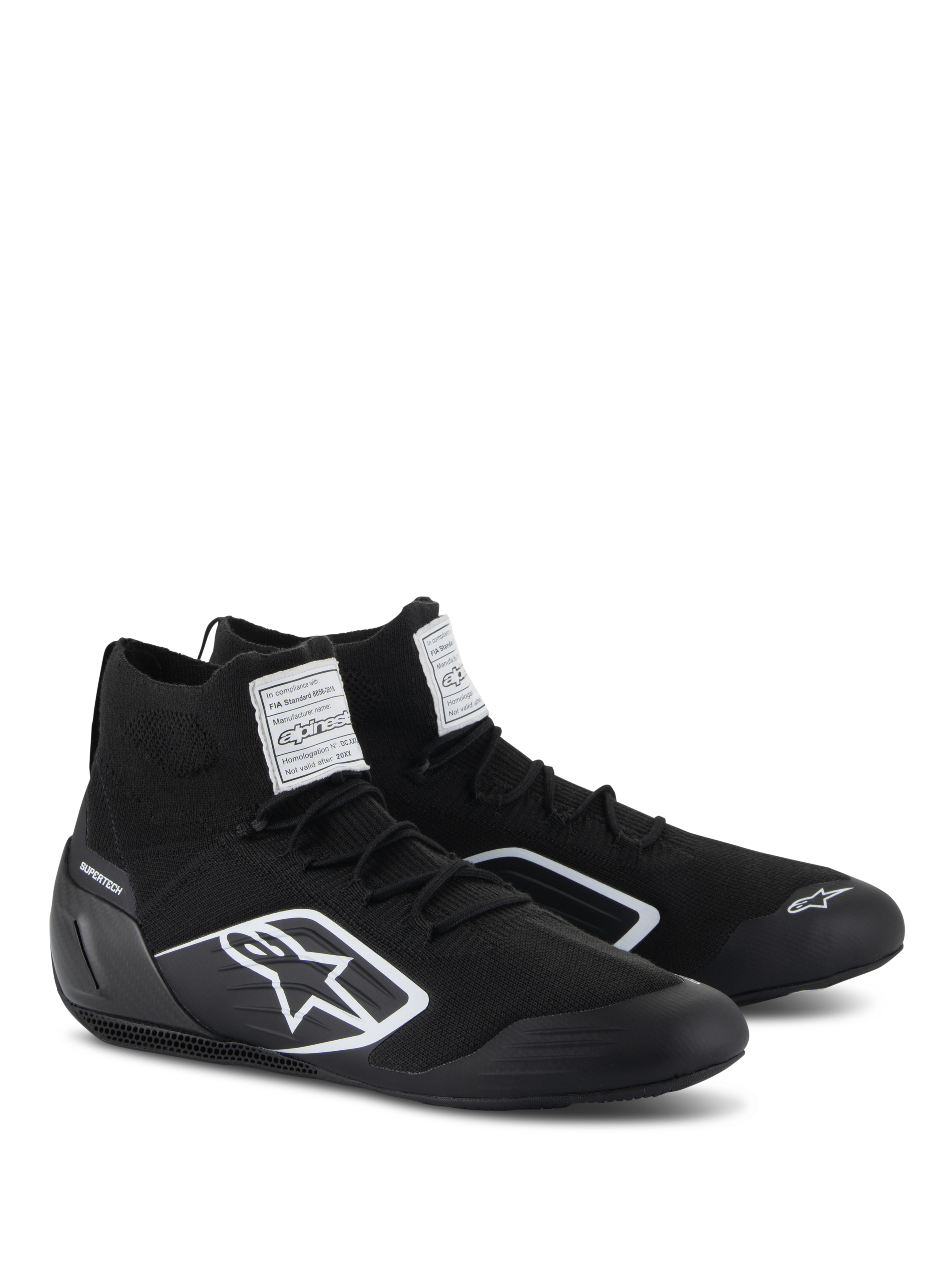 Alpinestars Supertech-skor, racingskor, svarta, med en helt stickad flammsäker ovandel och hälkopp i kolfiber, vit Alpinestars-logotyp på sidan, FIA/SFI-certifieringsetiketter på plösen, professionella motorsportskor med en elegant design