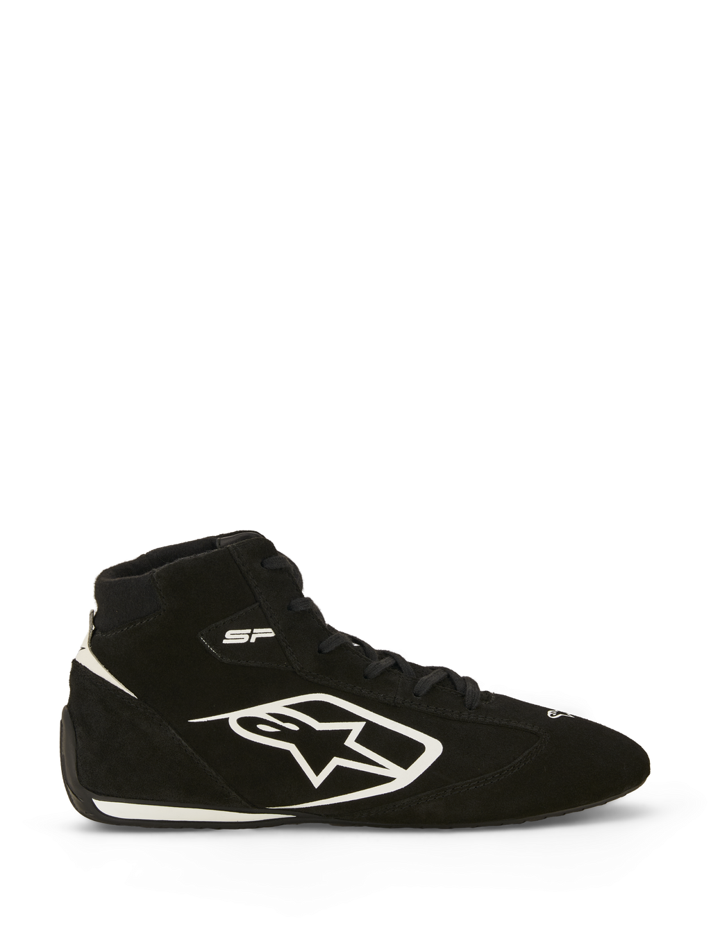 Alpinestars SP V3-skor FIA, racingskor för bilar, svarta och vita, sidoprofil som visar ovandel i premiummocka med stor vit Alpinestars-logotyp, hög design, 'SP'-logotyp nära ankeln och en tunn racing-specifik sula med vit detalj.