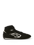 Alpinestars SP V3-skor FIA, racingskor för bilar, svarta och vita, sidoprofil som visar ovandel i premiummocka med stor vit Alpinestars-logotyp, hög design, 'SP'-logotyp nära ankeln och en tunn racing-specifik sula med vit detalj.