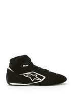 Alpinestars SP V3-skor FIA, racingskor för bilar, svarta och vita, sidoprofil som visar ovandel i premiummocka med stor vit Alpinestars-logotyp, hög design, 'SP'-logotyp nära ankeln och en tunn racing-specifik sula med vit detalj.