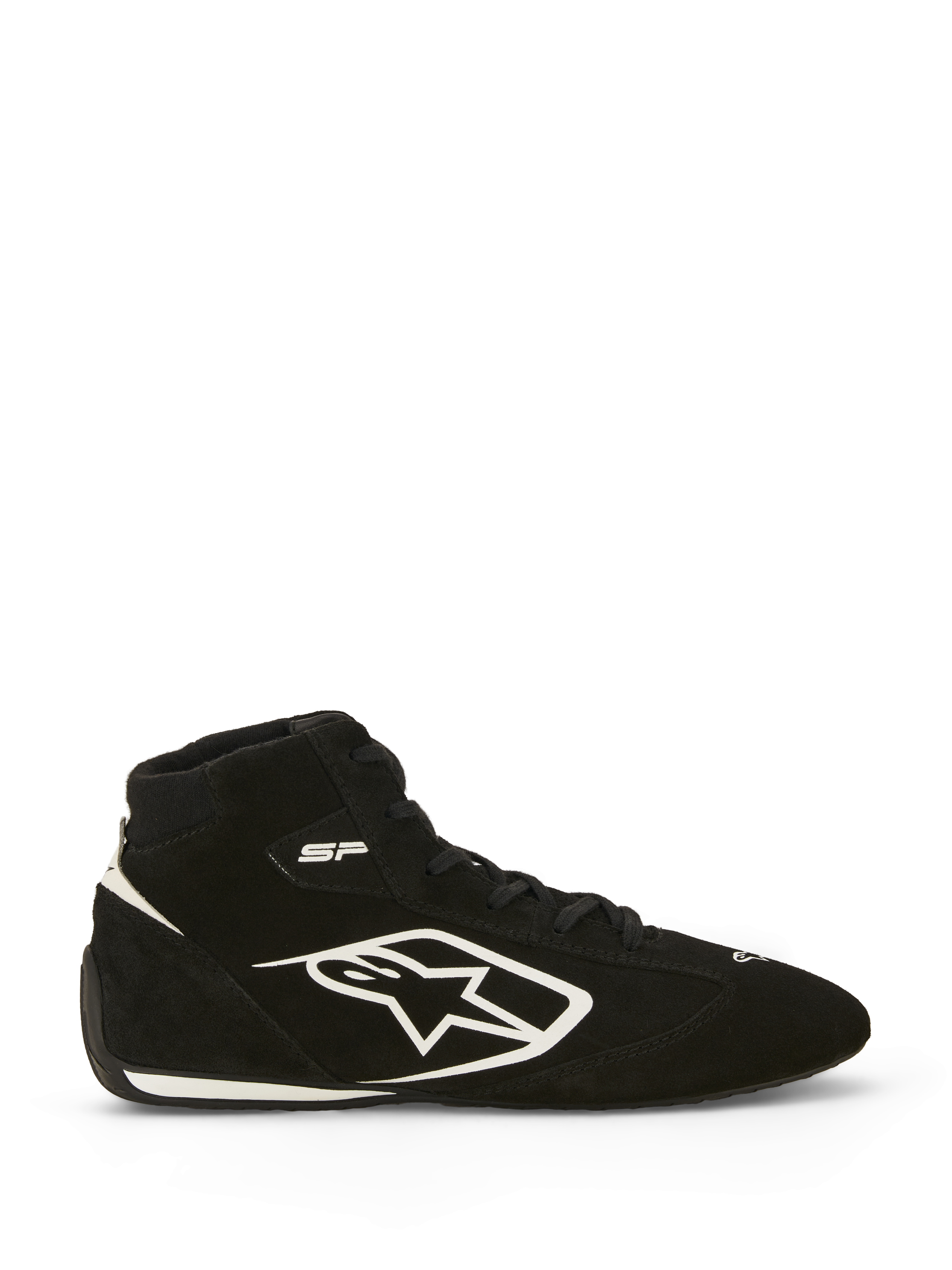 Alpinestars SP V3-skor FIA, racingskor för bilar, svarta och vita, sidoprofil som visar ovandel i premiummocka med stor vit Alpinestars-logotyp, hög design, 'SP'-logotyp nära ankeln och en tunn racing-specifik sula med vit detalj.