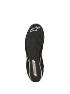 Alpinestars SP V3 Shoes FIA, vy av sulan på svart racingsko, med exklusiv gummiblandning och linjetexturerat grepp för optimal pedalkänsla, vit Alpinestars stjärnlogotyp vid hälen och ordmärke vid hålfoten