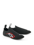 Alpinestars Tech Gaming-skor, sim-racingskor, svarta, med en sömlös stickad stretchovandel, vit broderad logotyp med röda detaljer, lågprofils strumpliknande design med bakre dragflikar, optimerade för pedalkänslighet