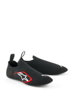 Alpinestars Tech Gaming-skor, sim-racingskor, svarta, med en sömlös stickad stretchovandel, vit broderad logotyp med röda detaljer, lågprofils strumpliknande design med bakre dragflikar, optimerade för pedalkänslighet