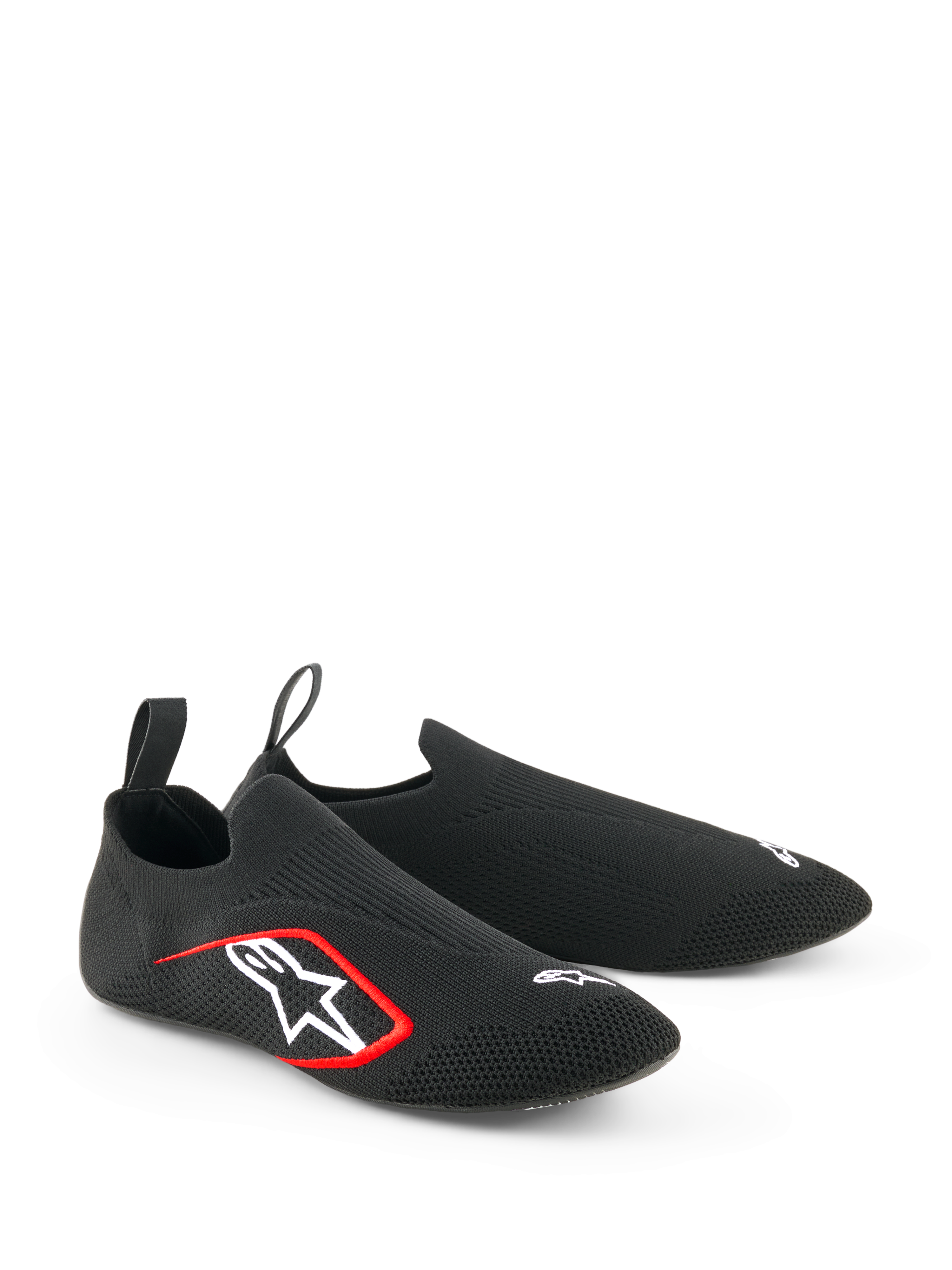Alpinestars Tech Gaming-skor, sim-racingskor, svarta, med en sömlös stickad stretchovandel, vit broderad logotyp med röda detaljer, lågprofils strumpliknande design med bakre dragflikar, optimerade för pedalkänslighet