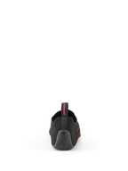 Alpinestars Tech Gaming Shoes, svarta, vy bakifrån som visar den sömlösa stickade ovandelen, texturerad gummiklack med stjärnlogotyp och bakre dragflik med röd logotyp, SIM-racing-skor