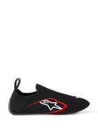 Alpinestars Tech Gaming Shoes, sim-racingskor, svarta, sidoprofil som visar sömlös stickad stretchovandel, vit Alpinestars-stjärnlogotyp med röd kant, dragflik baktill, strumpliknande passform för virtuell racing