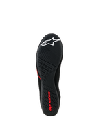 Alpinestars Tech Gaming-skor, vy av yttersulan, svart ultratunn gummisula med texturerat greppmönster, vit stjärnlogotyp och röd Alpinestars-logotyp, SIM-racingskor