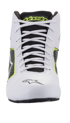 Alpinestars Tech-1 K Start V2-skor, kartingskor, vita, svarta och fluoriserande gula, vy framifrån med vita skosnören, svart plös i mesh med gul logotyp och vit mikrofiberkonstruktion med perforerade sidopaneler.