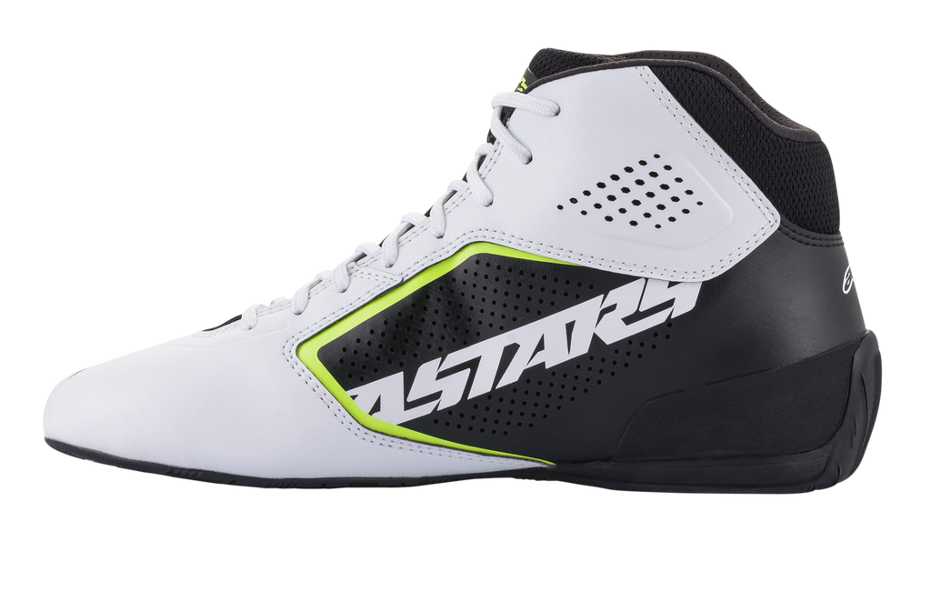 Alpinestars Tech-1 K Start V2-skor, kartingskor, vit, svart och neongul, sidovy med en perforerad ovandel i vit mikrofiber, svart sidopanel med framträdande ASTARS-logotyp, neongula detaljer och en strömlinjeformad svart sula.