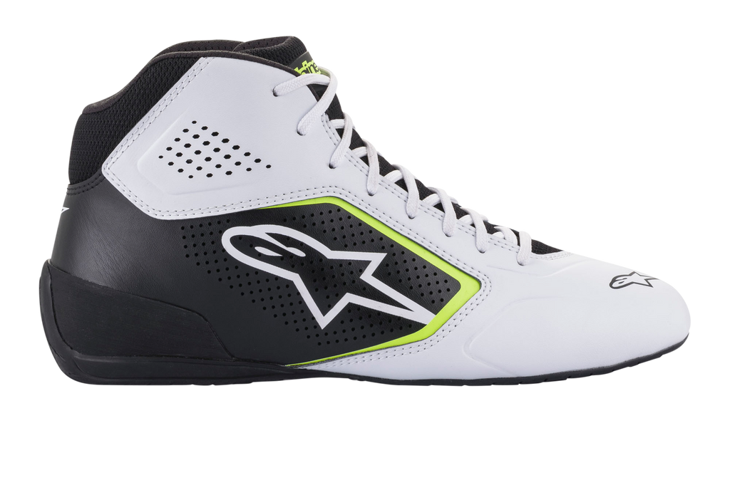 Alpinestars Tech-1 K Start V2-skor, kartingskor, vit, svart och gul fluo, sidoprofil med perforerade mikrofiberpaneler, vit Alpinestars-logotyp med fluorescerande gul kant, strömlinjeformad motorsportdesign för karting