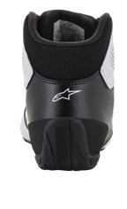 Alpinestars Tech-1 K Start V2-skor, kartingskor, vit, svart och gul fluo, vy bakifrån som visar ergonomisk svart hälkappa med vit stjärnlogotyp, vadderad krage och slitstark yttersula i gummi för motorsportprestanda
