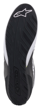 Alpinestars Tech-1 K Start V2-skor, vy av svart gummisula, mönstrat slitbanemönster för grepp, med en vit Alpinestars-logotyp och präglat ordmärke, kartingskor.