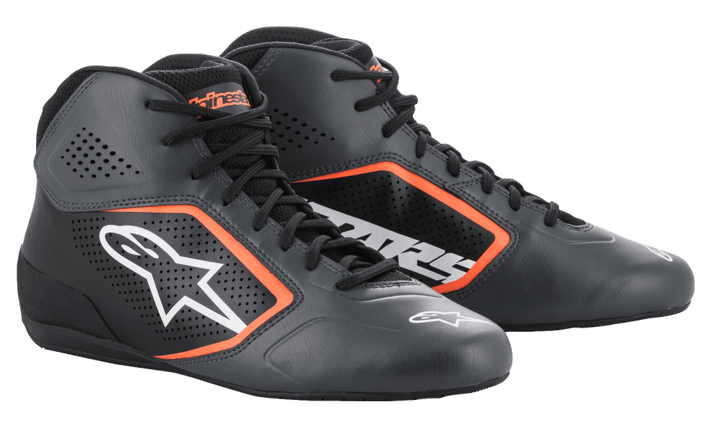 Alpinestars Tech-1 K Start V2-skor, kartingskor, Asphalt Black och Orange Fluo, med ovandel i perforerad mikrofiber med starkt orangefärgade detaljer, vit Astar-logotyp på sidan och en strömlinjeformad racingdesign med låg profil