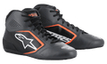 Alpinestars Tech-1 K Start V2-skor, kartingskor, Asphalt Black och Orange Fluo, med ovandel i perforerad mikrofiber med starkt orangefärgade detaljer, vit Astar-logotyp på sidan och en strömlinjeformad racingdesign med låg profil