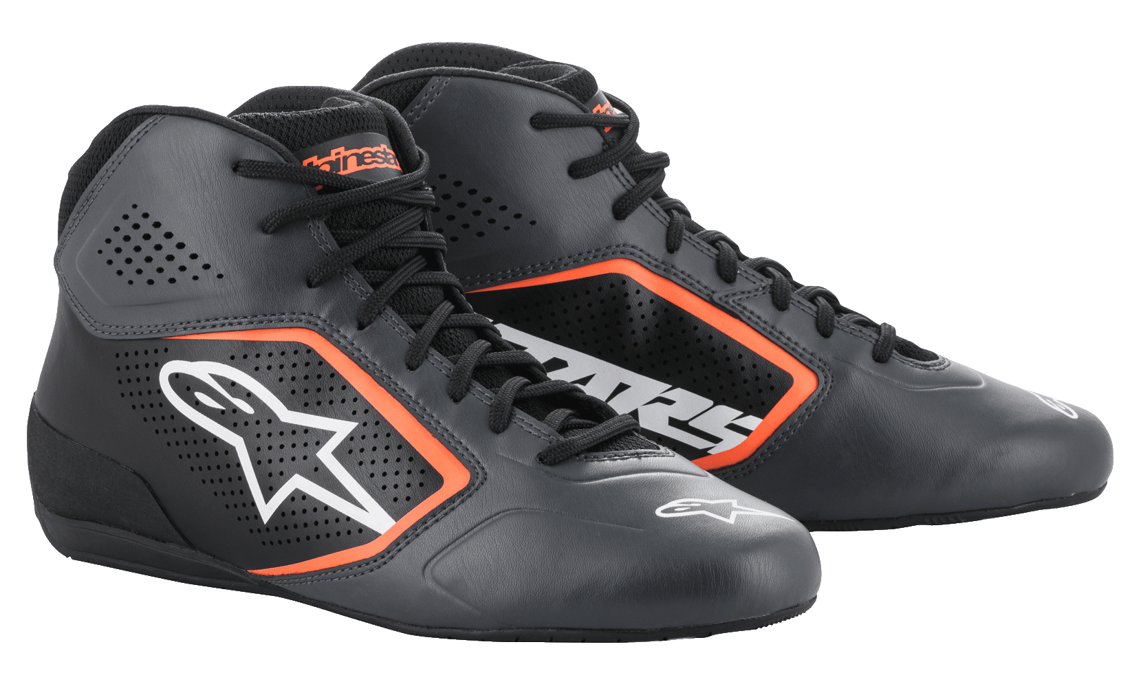 Alpinestars Tech-1 K Start V2-skor, kartingskor, Asphalt Black och Orange Fluo, med ovandel i perforerad mikrofiber med starkt orangefärgade detaljer, vit Astar-logotyp på sidan och en strömlinjeformad racingdesign med låg profil