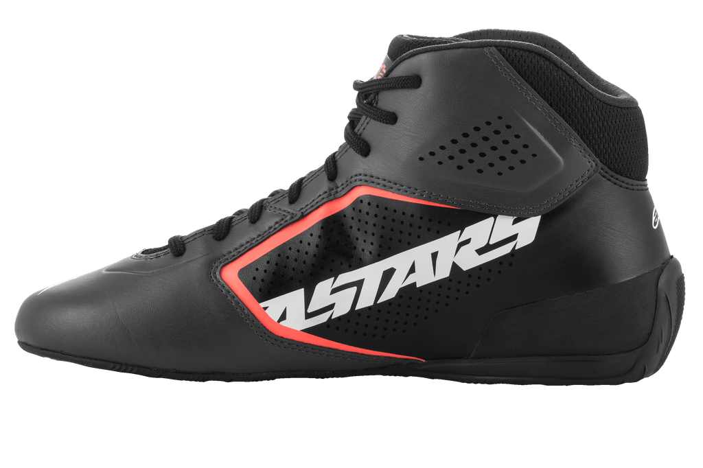 Alpinestars Tech-1 K Start V2-skor, kartingskor, Asphalt Black och Orange Fluo, sidoprofil med stor vit ASTARS-logotyp, perforerad ovandel i mikrofiber med orange fluorescerande accenter, stilren motorsportdesign