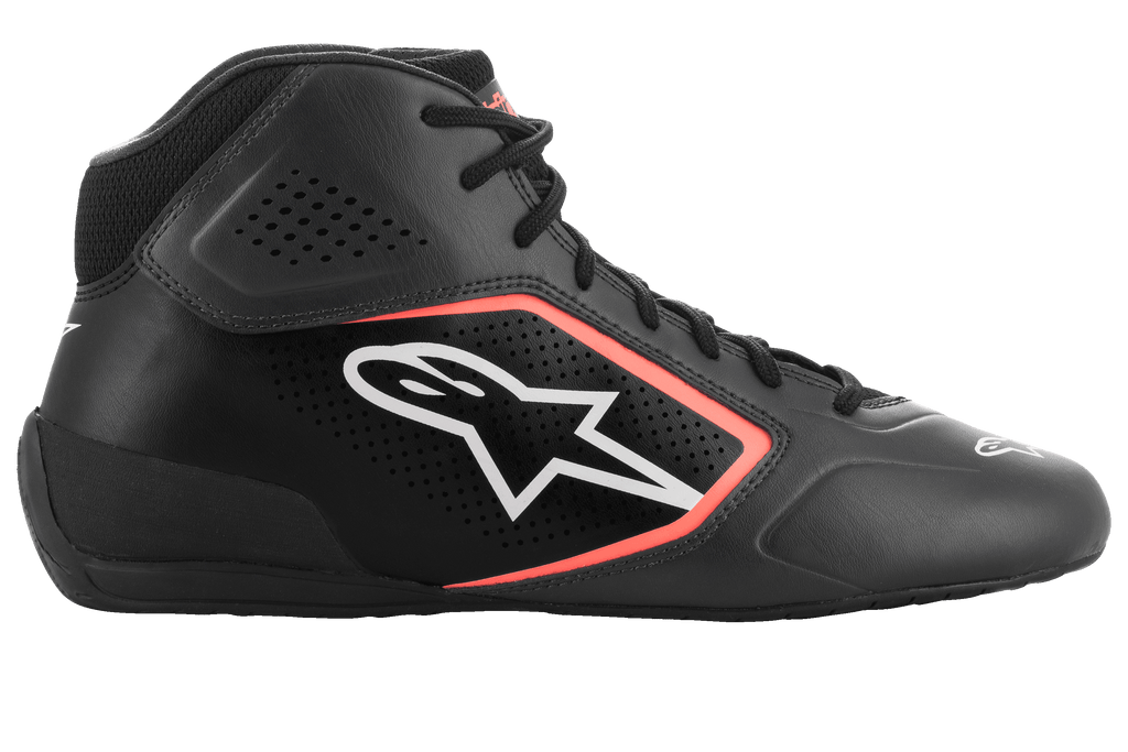 Alpinestars Tech-1 K Start V2-skor, kartingskor, Asphalt Black och Orange Fluo, sidoprofil med ovandel i mikrofiber med laserperforeringar, vit Alpinestars-logotyp med orange kontur och svarta skosnören