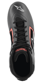 Alpinestars Tech-1 K Start V2-skor, kartingskor, Asphalt Black och Orange Fluo, vy uppifrån, svarta skosnören, vit stjärnlogotyp på tån, ventilerande perforerade paneler med starkt orangea detaljer