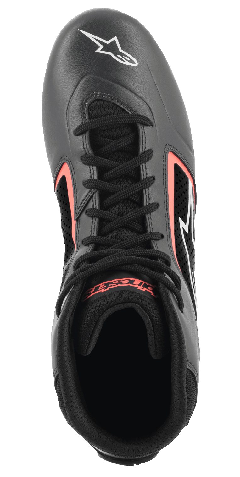 Alpinestars Tech-1 K Start V2-skor, kartingskor, Asphalt Black och Orange Fluo, vy uppifrån, svarta skosnören, vit stjärnlogotyp på tån, ventilerande perforerade paneler med starkt orangea detaljer