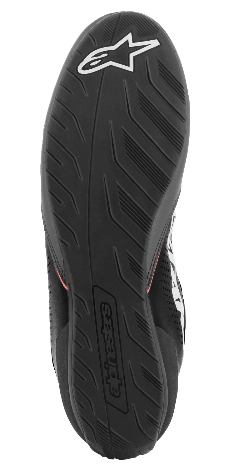 Alpinestars Tech-1 K Start V2-skor, kartingskor, vy av sulan, svart gummi med mönstrat slitbanemönster, vit Alpinestars-logotyp och präglad logotyp på hälen, designad för grepp på racingpedaler